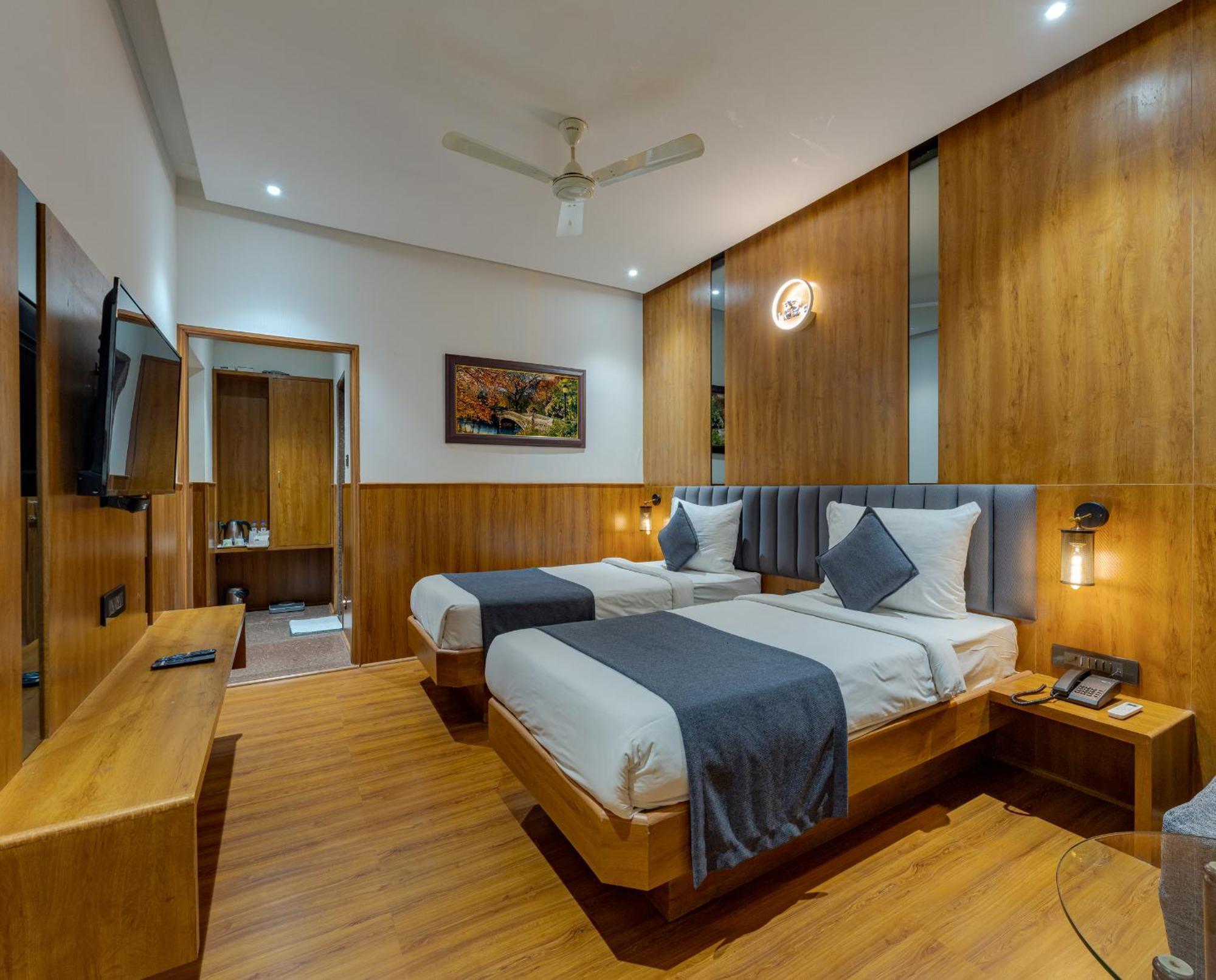 Hotel Surya Executive 3 Star Hotel Solapur Extérieur photo