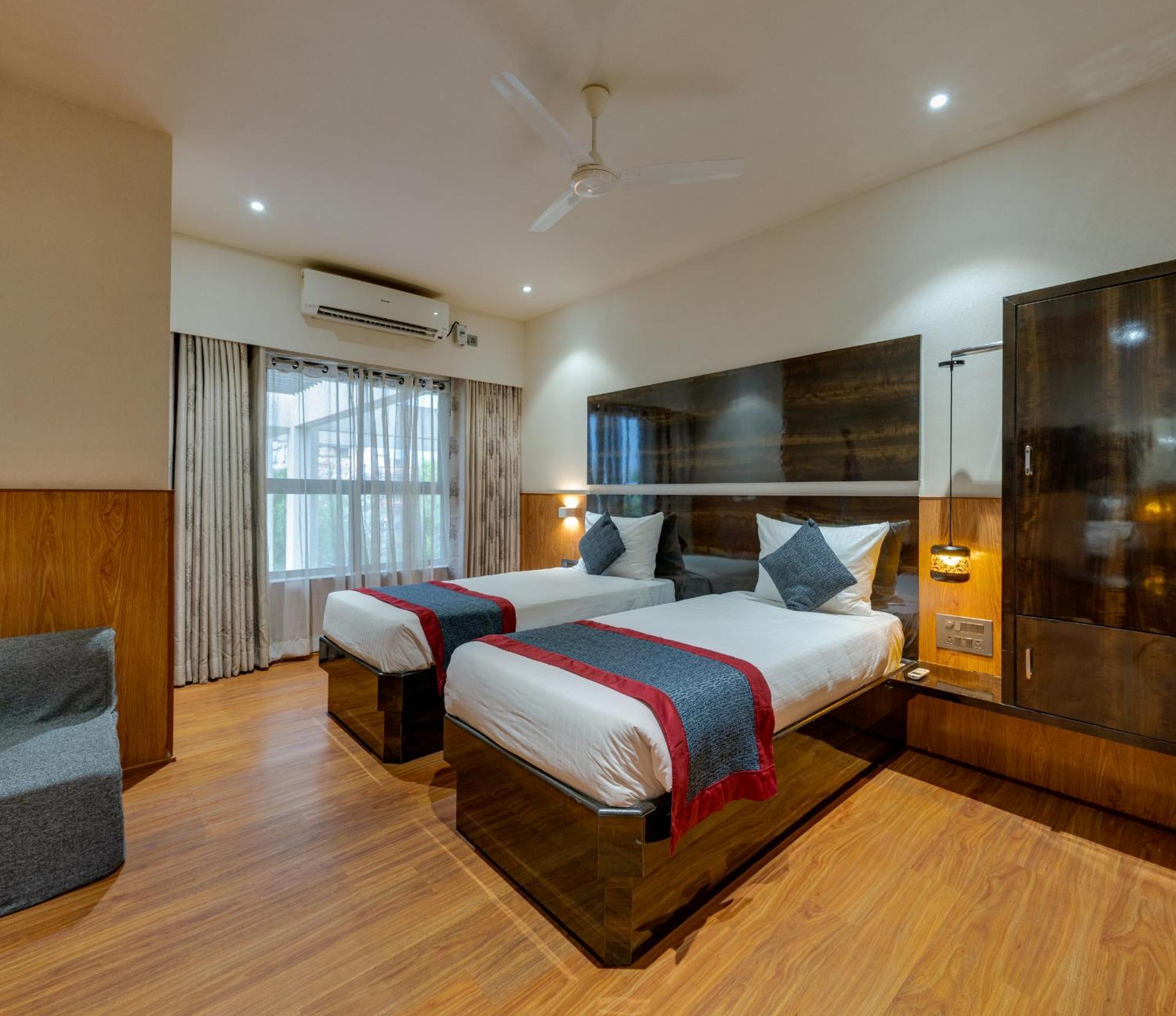 Hotel Surya Executive 3 Star Hotel Solapur Extérieur photo