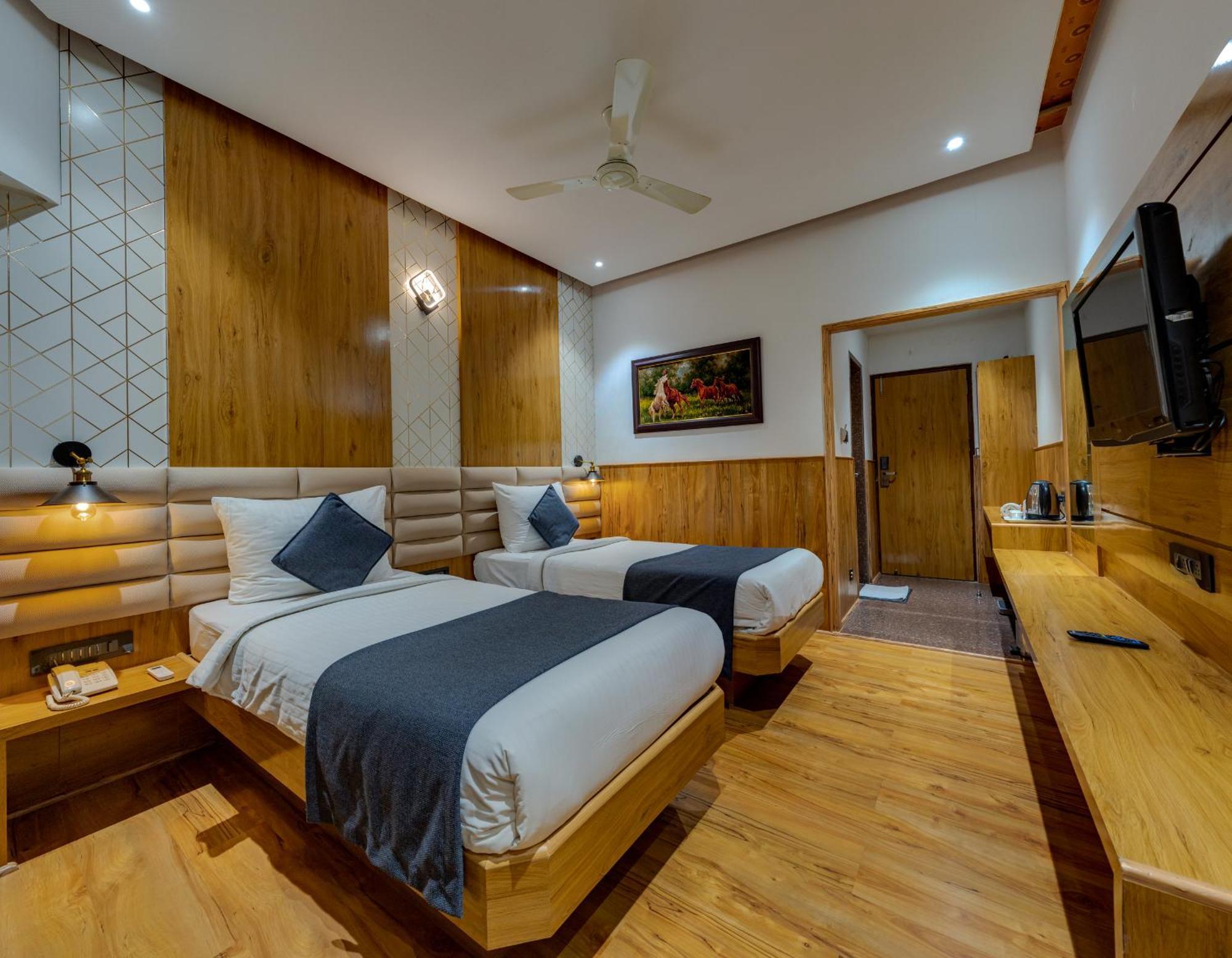 Hotel Surya Executive 3 Star Hotel Solapur Extérieur photo