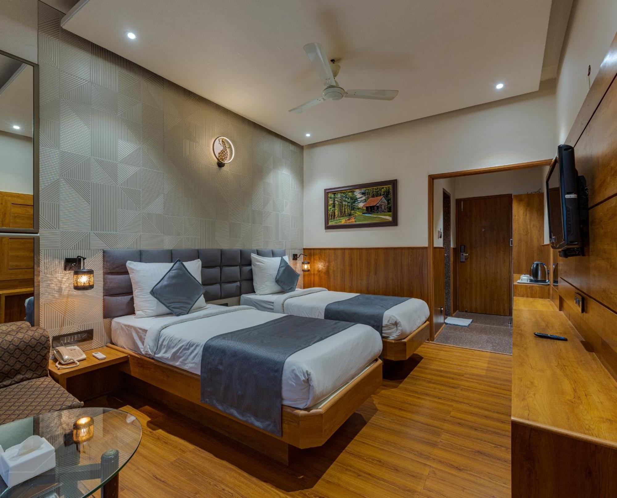 Hotel Surya Executive 3 Star Hotel Solapur Extérieur photo