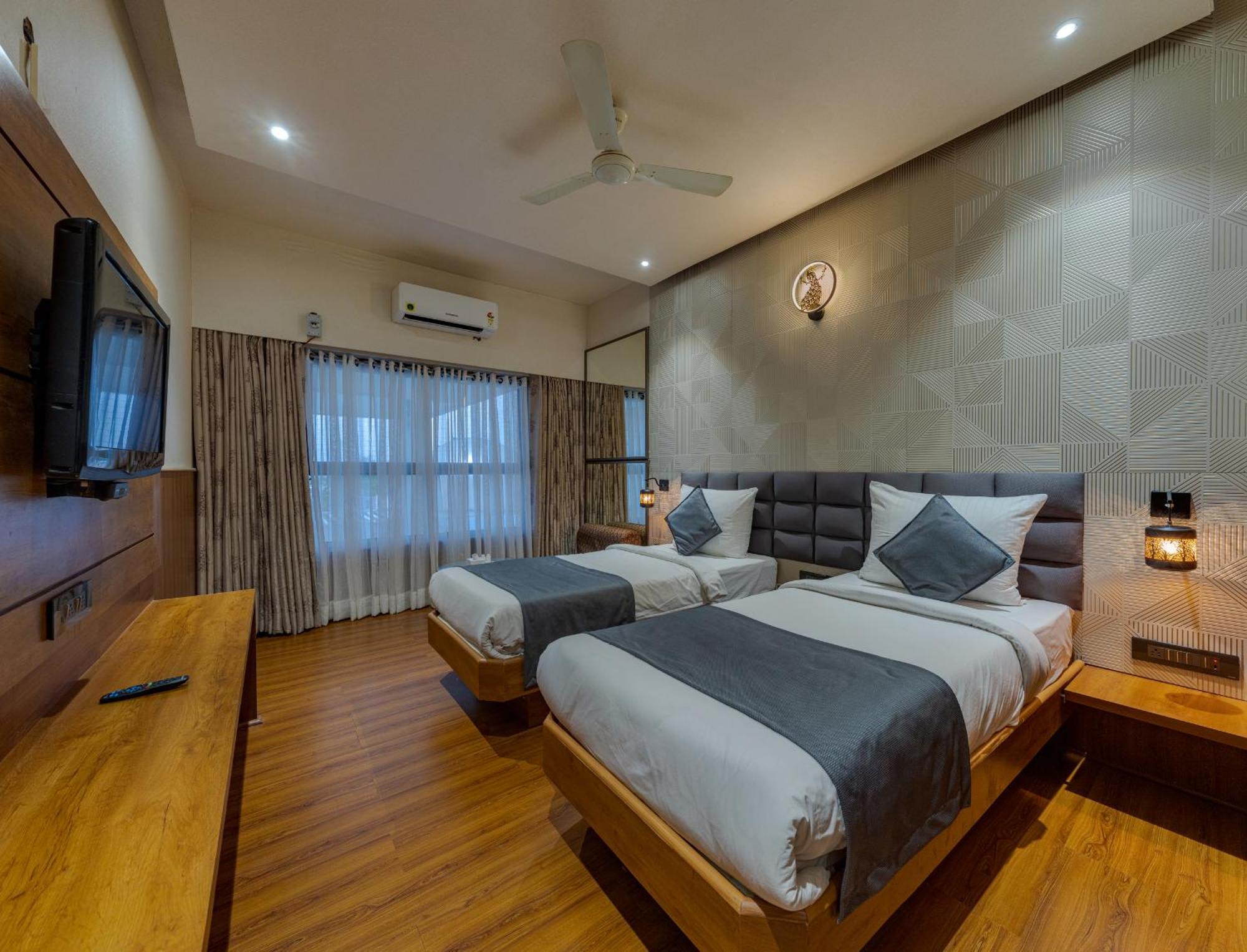 Hotel Surya Executive 3 Star Hotel Solapur Extérieur photo